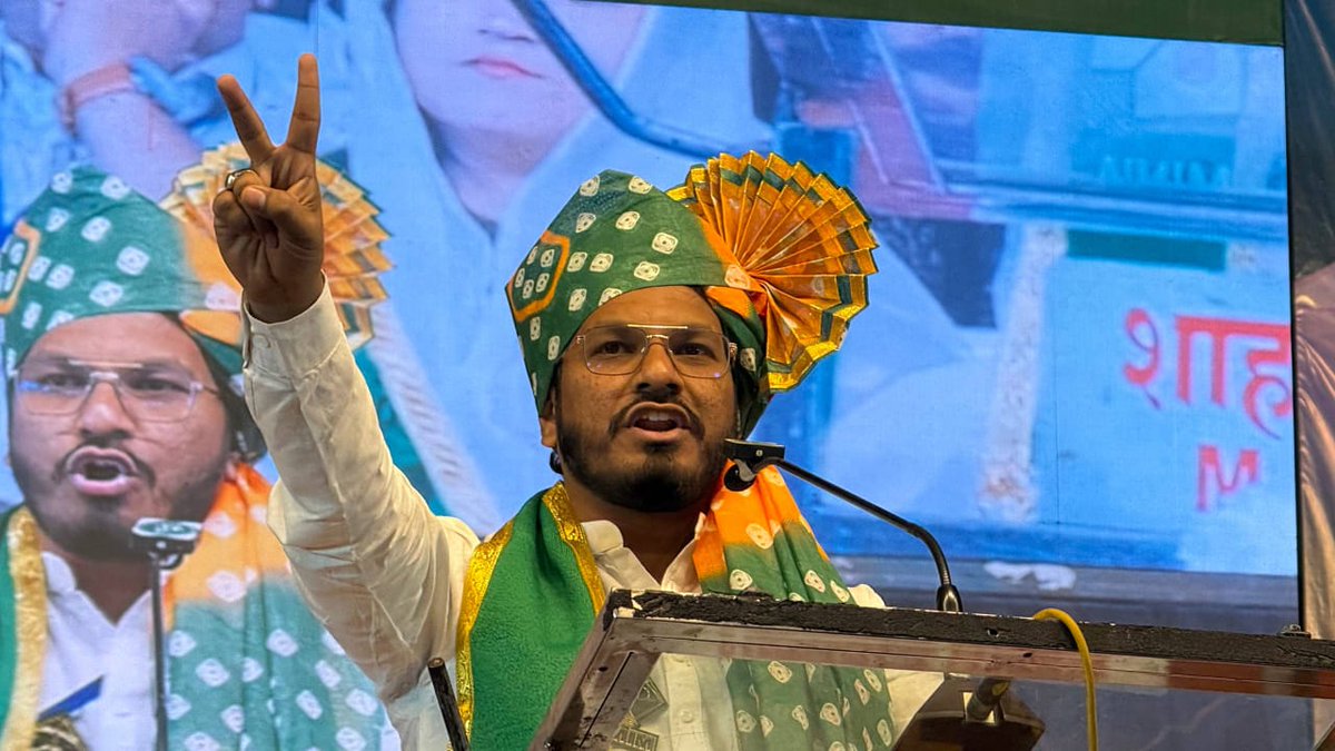 KabirAIMIM's tweet photo. बैरिस्टर Asaduddin owaisi साहब ने सोलापूर, महाराष्ट्र में विशाल जनसभा को संबोधित किया और इस मौके पर आवाम से 15 जनवरी को पतंग निशान पर वोट देकर AIMIM उम्मीदवारों को कामयाब करने की अपील की।
जनसभा में उपस्थित सभी सम्मानित लोगों का दिल से शुक्रिया।

#aimim #asaduddinowaisi #solapur https://t.co/ypq83ENYlL