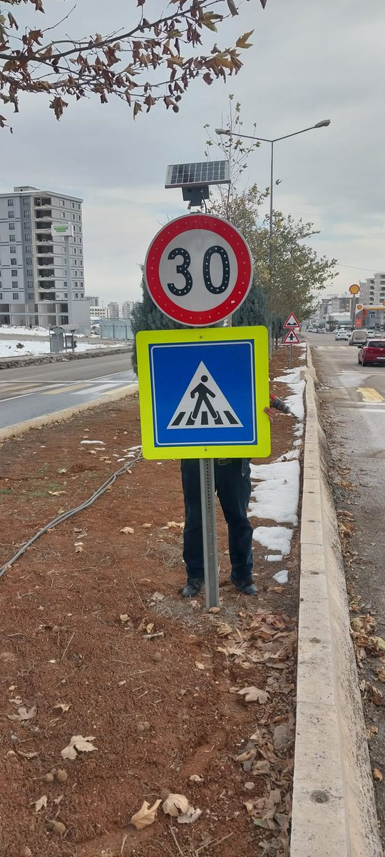🛠️ Güvenli ulaşım için sahadayız

Şanlıurfa genelinde, kent içi ulaşımın güvenli ve düzenli şekilde sürmesi için Ulaşım Daire Başkanlığı ekiplerimizle sahada çalışmalarımızı sürdürüyoruz:

🔧 Hasar gören yönlendirme levhaları ve refüj başları yenileniyor,

📹 Kavşak izleme