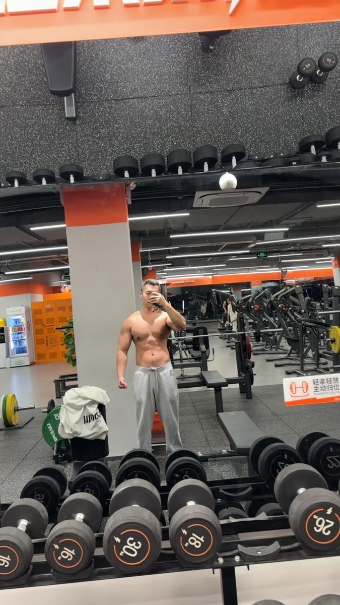 堕落体育生（南昌） tweet media