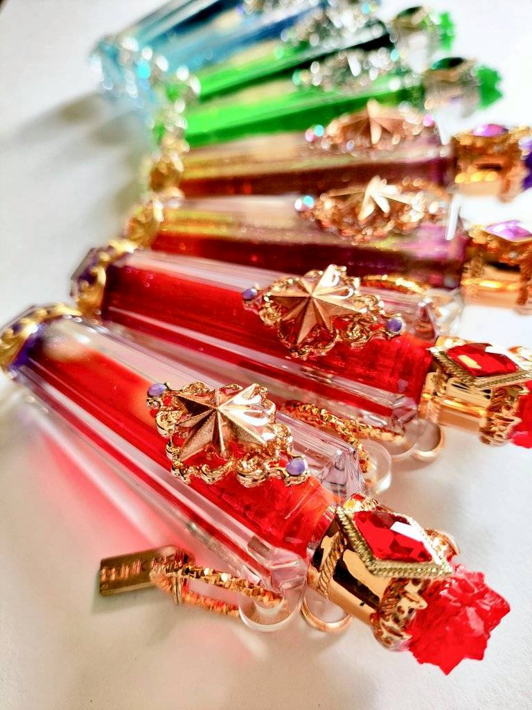 #まいにち魔法 1/10〜ハンズ博多店1Fにて開催✨
夢魔のマジックポーション、お好みの色はありますか？
夢の内容によって違った色が採取される魔法のポーション、夢魔たちが夜な夜な集めた秘密の薬を携帯しやすいバッグチャームに加工しました✨
写真に写らない微細な煌めきはぜひ現地で😌✨