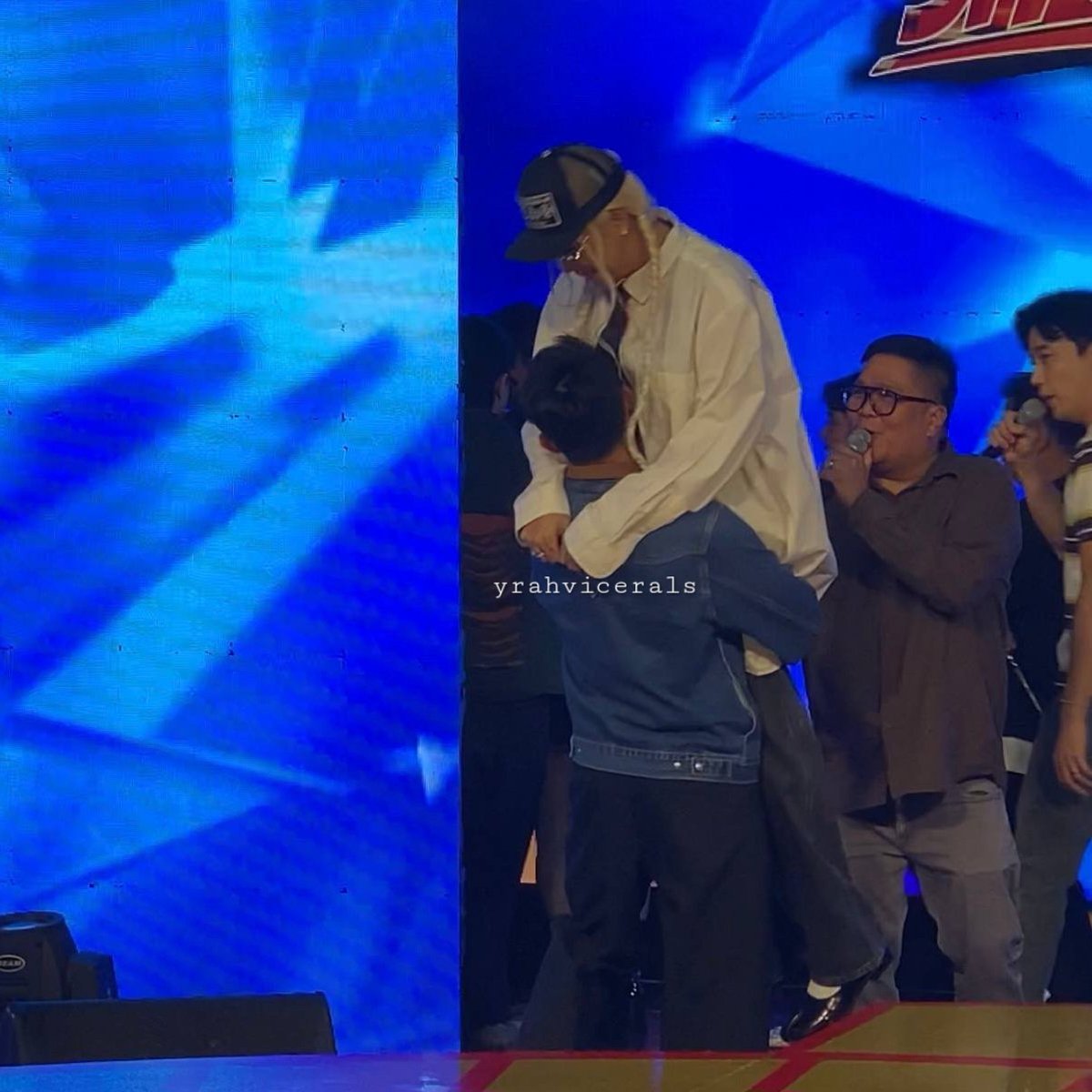 tuyxnoi's tweet photo. ion perez carrying his wife, his baby, the love of his life, misis vice! The sweetest ever! my eyes and my heart are blessed!

#ViceGanda | #ViceIon | #IonPerez https://t.co/rpHo7j99DS