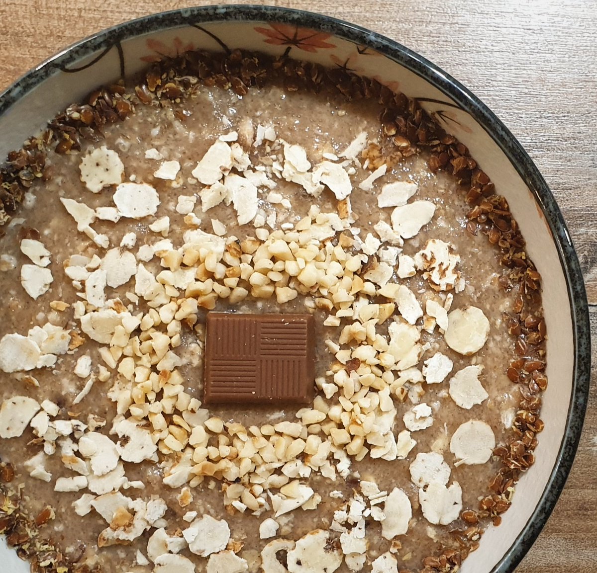 raincandyED's tweet image. Breakfast~~

• porridge base 🌾
  + cinnamon cereal p. powder
  + Ceylon cinnamon
  + psyllium husks
  + linseeds, tiger nuts, hazelnuts
  + Gepa speculoos choc

265cals
23g carbs | 23g protein | 8g fat