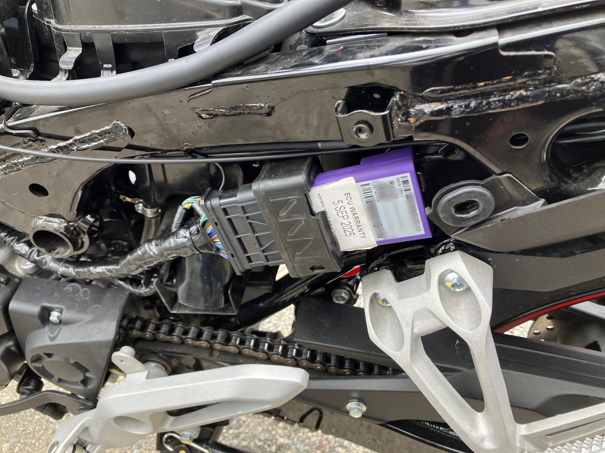cub_mon's tweet photo. Winner-XのECUをUMA Racing M9に交換🔧
人生初のフルコン導入!
まだ機能を理解しきれていないのでUMAのストック状態ですが、これは…明らかにパワーアップ🔥
試しに12,000rpmまで回してみたら、まだまだ余裕ありそうな勢い(笑)
ただし、この領域は燃費がかなりヤバいです💦
#WinnerX #UMARacing #M9 #フルコン
#ECU交換 #バイクいじり #チューニング
#高回転 #パワーアップ