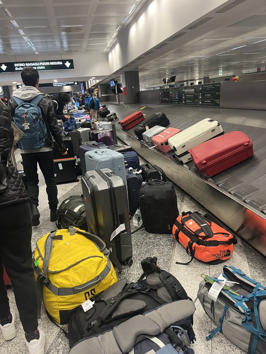 Fulminal's tweet photo. Situazione della riconsegna bagagli oggi a Malpensa. Congratulazioni a tutti #baggageclaimmalpensa  #malpensa https://t.co/MLOM8k2UDH