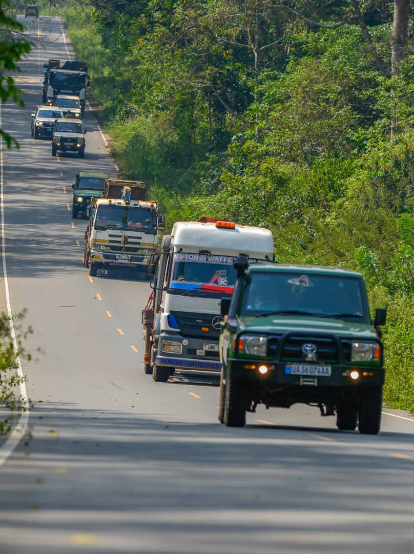 ugwildlife's tweet image. The convoy departs Ziwa Rhino Sanctuary slowly and carefully. Every movement is planned to minimize stress on the rhinos during transport.
#RhinoConservation #RhinoTranslocation