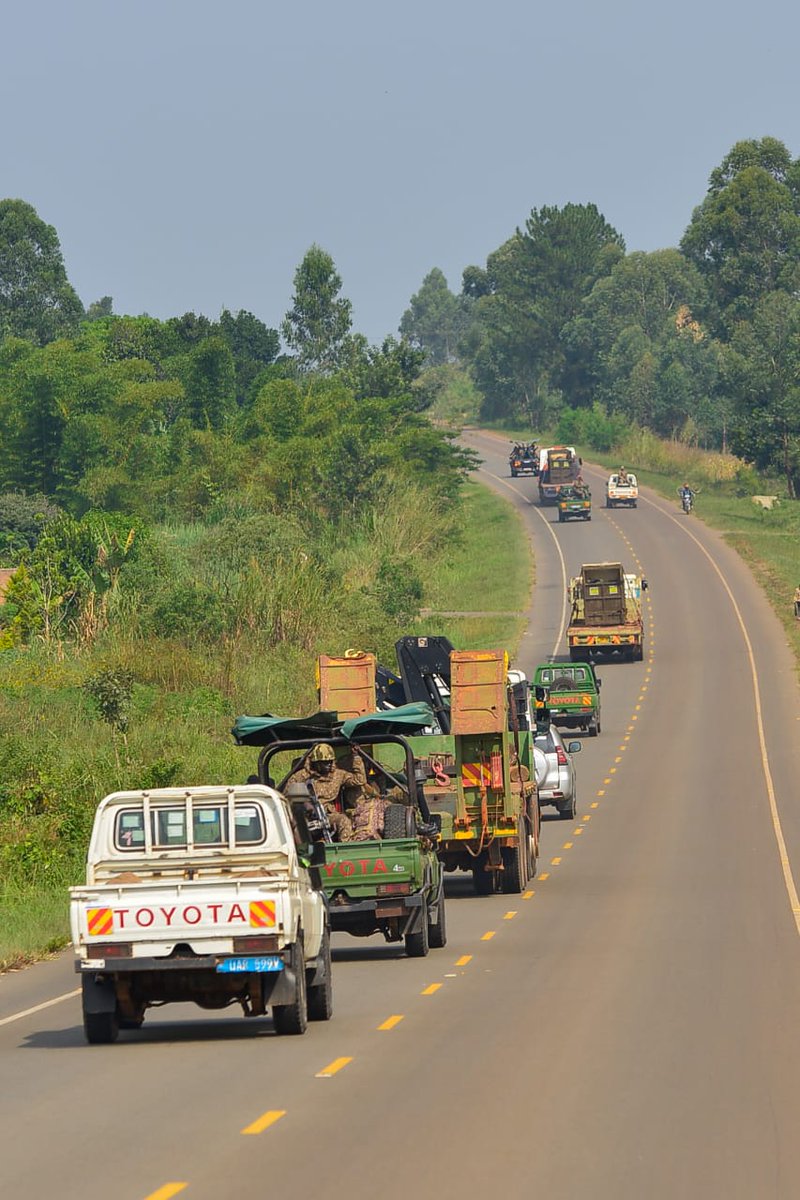 ugwildlife's tweet image. The convoy departs Ziwa Rhino Sanctuary slowly and carefully. Every movement is planned to minimize stress on the rhinos during transport.
#RhinoConservation #RhinoTranslocation