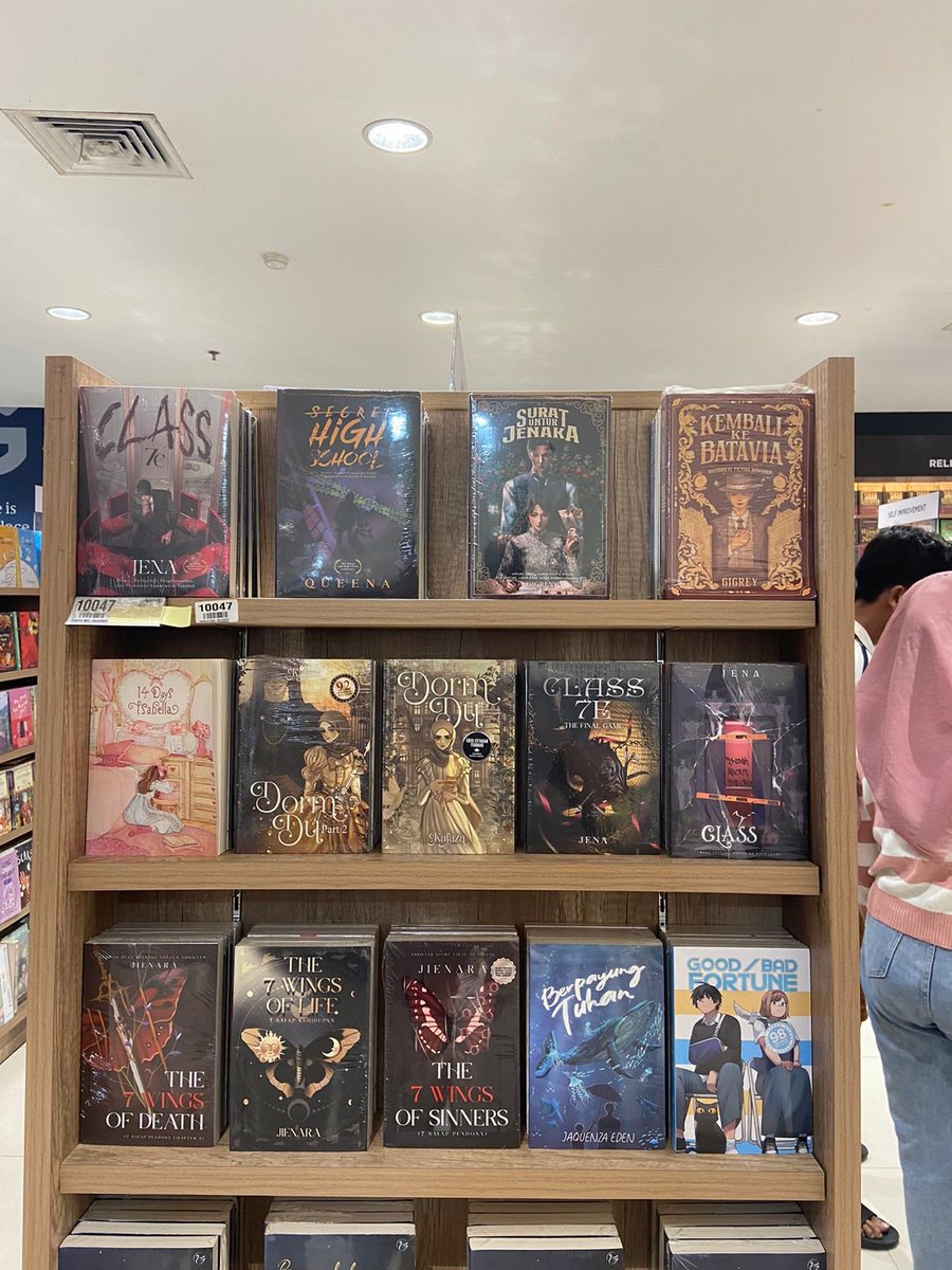 Enak kali yah kalau bisa kerja di Gramedia, dulu sih mikirnya gitu :D. Kalau dulu ke mampir ke Gramedia cuma bisa mampir terus baca gratis Komik2 Elex plus Novel Seri Detektifnya, sekarang mampir ke #Gramedia buat mantau display buku penerbit sendiri <a href="/id_akad/">Penerbit Akad</a> :D