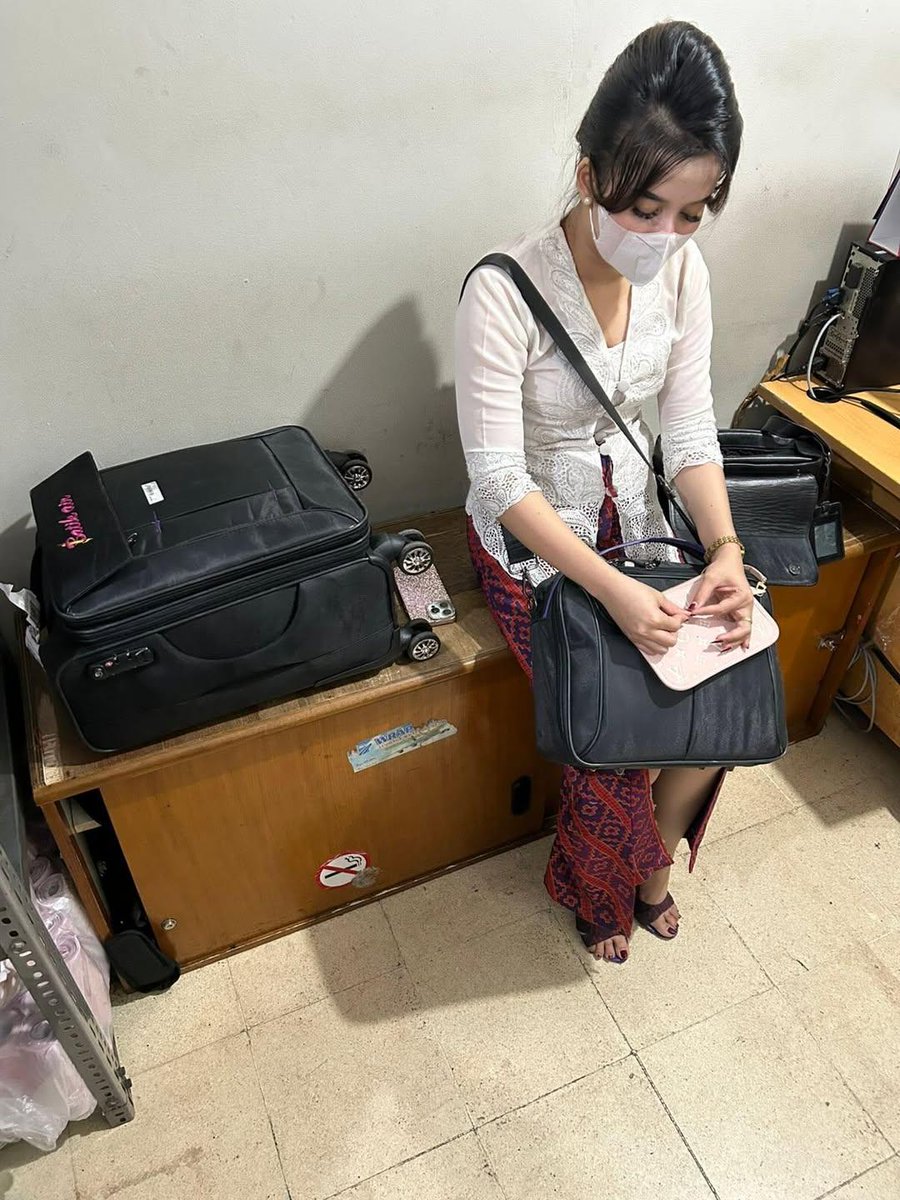 ndymanoballl's tweet image. HATI HATI FA GADUNGAN/ FAKE FA
Gila mbanya energinya banyak bgt nyamar jadi pramugari, org ini mengaku sebagai cabin crew, mba pliz jgn halu klo mau jd mugari ikut recrutment,belajar jgn haluu..