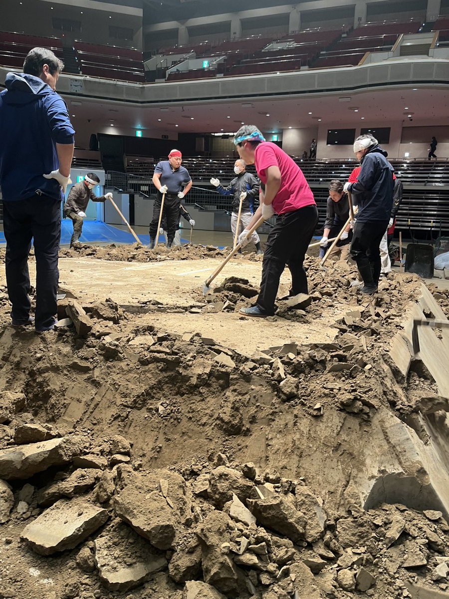 土俵築＞ 一月場所まであと4日！ 昨日から呼出による土俵築が行われ