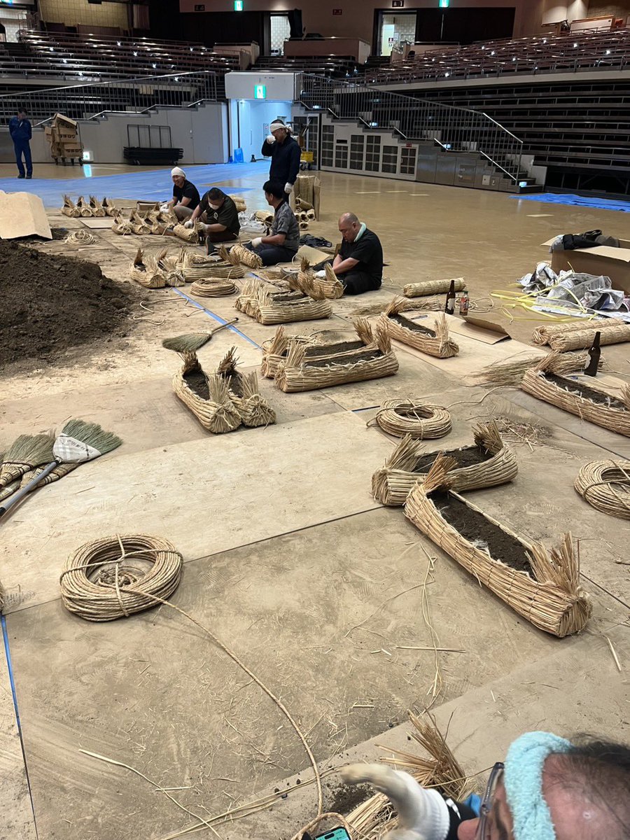 土俵築＞ 一月場所まであと4日！ 昨日から呼出による土俵築が行われ