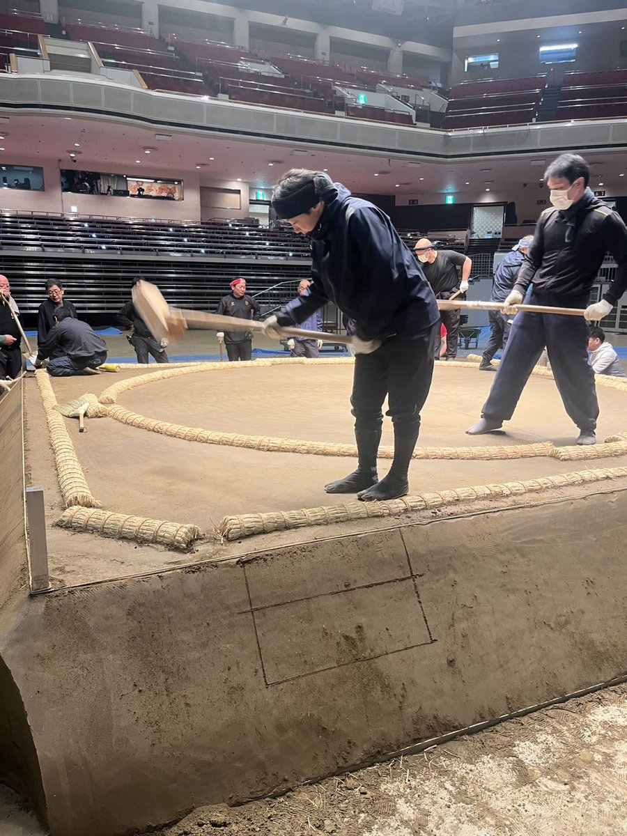 土俵築＞ 一月場所まであと4日！ 昨日から呼出による土俵築が行われ