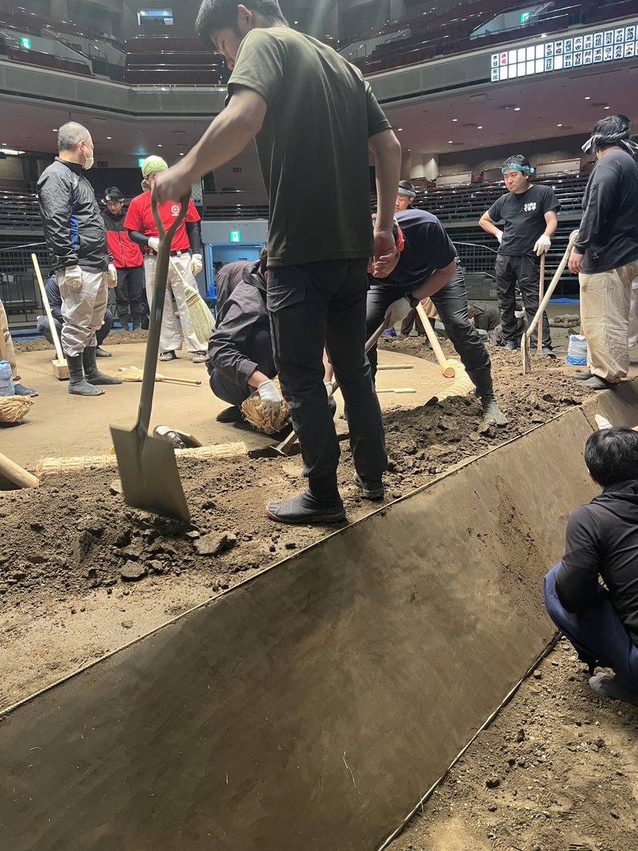 土俵築＞ 一月場所まであと4日！ 昨日から呼出による土俵築が行われ