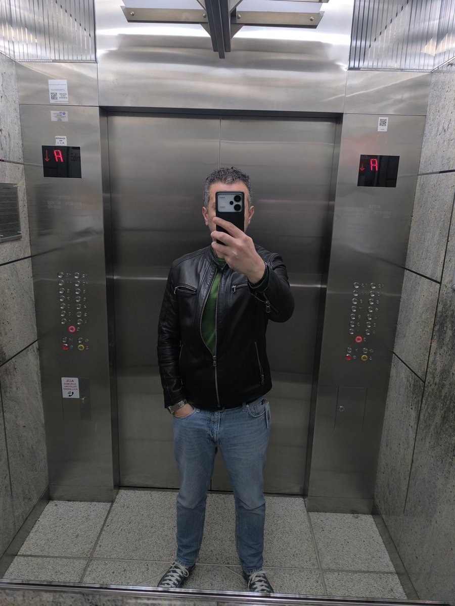 Bu gün benim doğum günüm 
Hem sarhoşum hem yastayim.
Geldik mi 54'e.
Günaydın 🌞