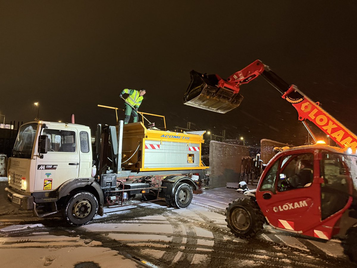 valdereuil_info's tweet photo. Le jour n’est pas encore levé @valdereuil_info que déjà les services techniques ont plusieurs heures de travail à leur actif. Dés 5h30, les agents municipaux étaient à l’œuvre pour déneiger, saler et sabler les rues principales et les abords des équipements publics. Courage ! https://t.co/WgcdewchVr