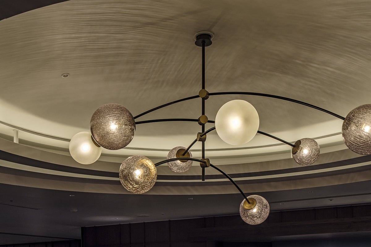 さまざまなレストランとバーが集まる、10階レストランフロア。
繊細な日本料理を味わう「花暦」、シェフの技と上質な特選牛を楽しむ鉄板焼「みなみ」、本格広東料理の「エンプレスルーム」、そして遊び心あふれるレトロバー「ナンバー10」。