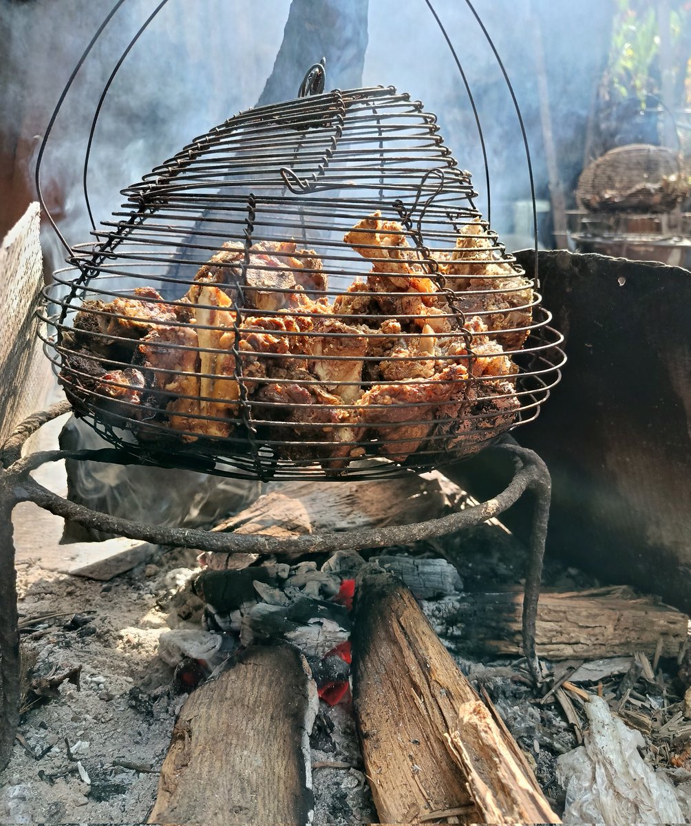 Nandukiskaro's tweet image. The real smoky flavor doesn’t come from a machine. This is how we used to do it, patience, a wire basket, and an open fire. Our  own version of an air fryer before the tech took over. 

#Traditionalcooking