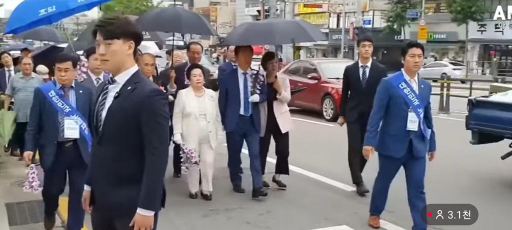 봐바!!!! 이희자 나왔지? 
그 이희자가 정청래와 함께 마포구를 주름잡던 그 인물이거든~ ㅋ
youtube.com/shorts/p3VwL3t…
