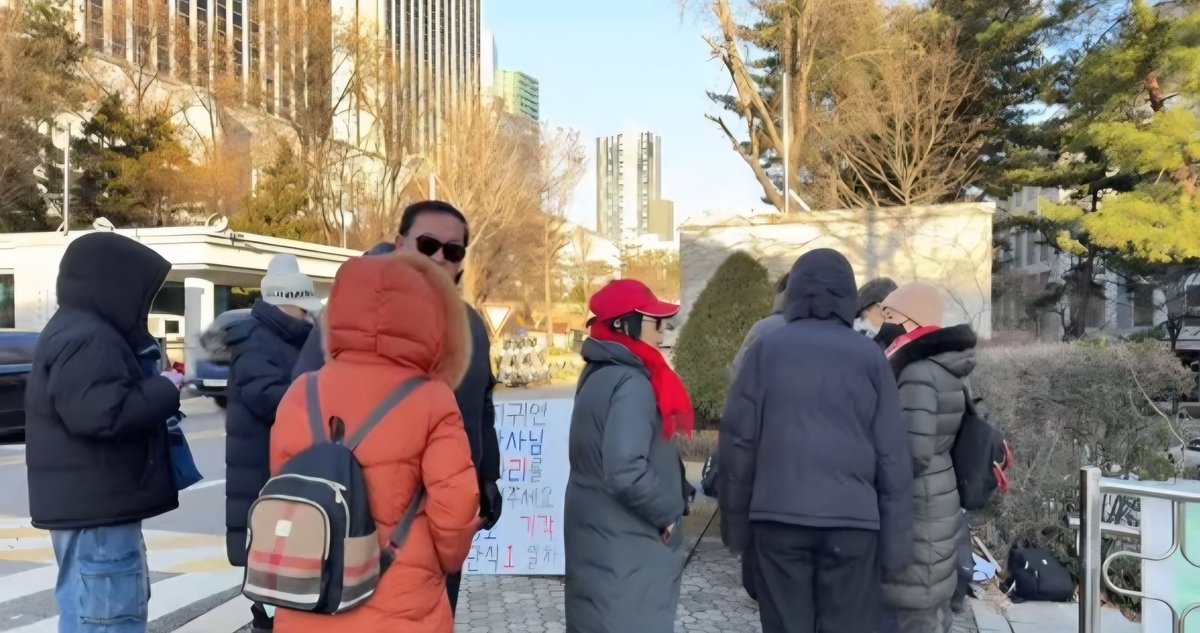 ㅠㅠㅠ
단식하는 박준영 대표에게...
이게 애국 어르신들의 마음입니다!!

"하지마!!!!
우리하고 같이 싸워! 무조건!!
우리가 더 많이 나오고 싸울테니까!!
단식하지마 " ㅠㅠㅠ

코끝이 찡해집니다.ㅠㅡ
준영군의 마음도
어르신의 마음도 너무 공감되기에...