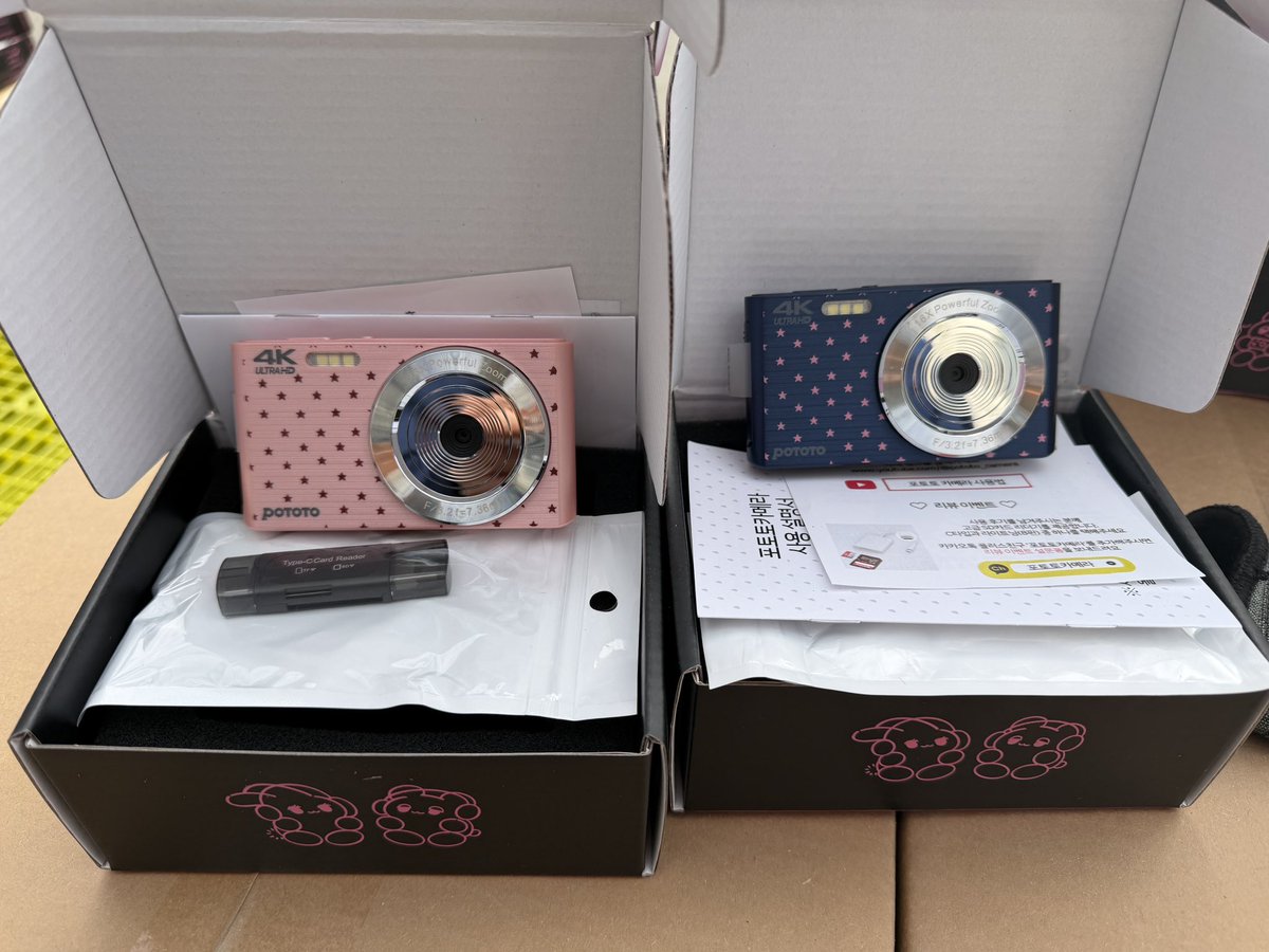 따끈따끈하게 입고된 별카메라 ⭐️

실물이 천배만배 더 예뻐서 받으시면 좋아하실 거라 확신해요! 저도 아직 못받아서 물류센터에 부탁해서 사진 찍었어요(무보정 실사입니다.)

타임스퀘어 팝업에서 주문해주신 물량은 오늘 출고 완료되었고 이벤트는 오늘까지니까 꼭 참여해주세요!