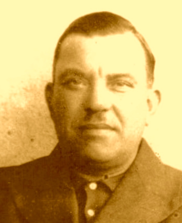 7 jan. 1944. Nevers. Un garagiste. À ses côtés, un boucher, un tanneur, un forain, un transporteur, un chef de chantier. Ils sont la France qui se bat. Et qui est fusillée à 8h32. "Le plus triste pour moi, a-t-il écrit, c'est de ne pas vous avoir revus". Francis Bar. 9 enfants.