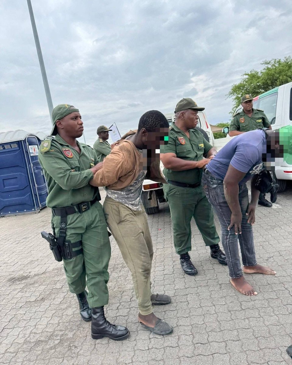 Patriot_S_A's tweet image. Two ZIMBABWEANS Arrested After Attempting To Smuggle Vehicles Into Zimbabwe:

Two male foreign nationals were apprehended after a shootout with SANDF members while trying to smuggle stolen vehicle to Zimbabwe.South African National Defence Force members were patrolling around…