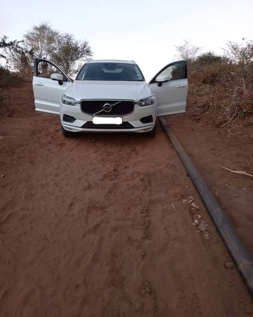 Patriot_S_A's tweet image. Two ZIMBABWEANS Arrested After Attempting To Smuggle Vehicles Into Zimbabwe:

Two male foreign nationals were apprehended after a shootout with SANDF members while trying to smuggle stolen vehicle to Zimbabwe.South African National Defence Force members were patrolling around…