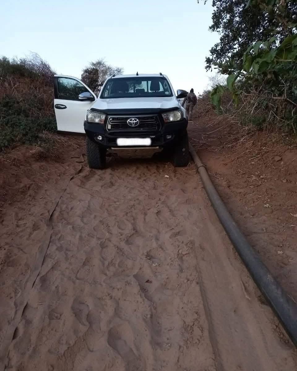 Patriot_S_A's tweet image. Two ZIMBABWEANS Arrested After Attempting To Smuggle Vehicles Into Zimbabwe:

Two male foreign nationals were apprehended after a shootout with SANDF members while trying to smuggle stolen vehicle to Zimbabwe.South African National Defence Force members were patrolling around…