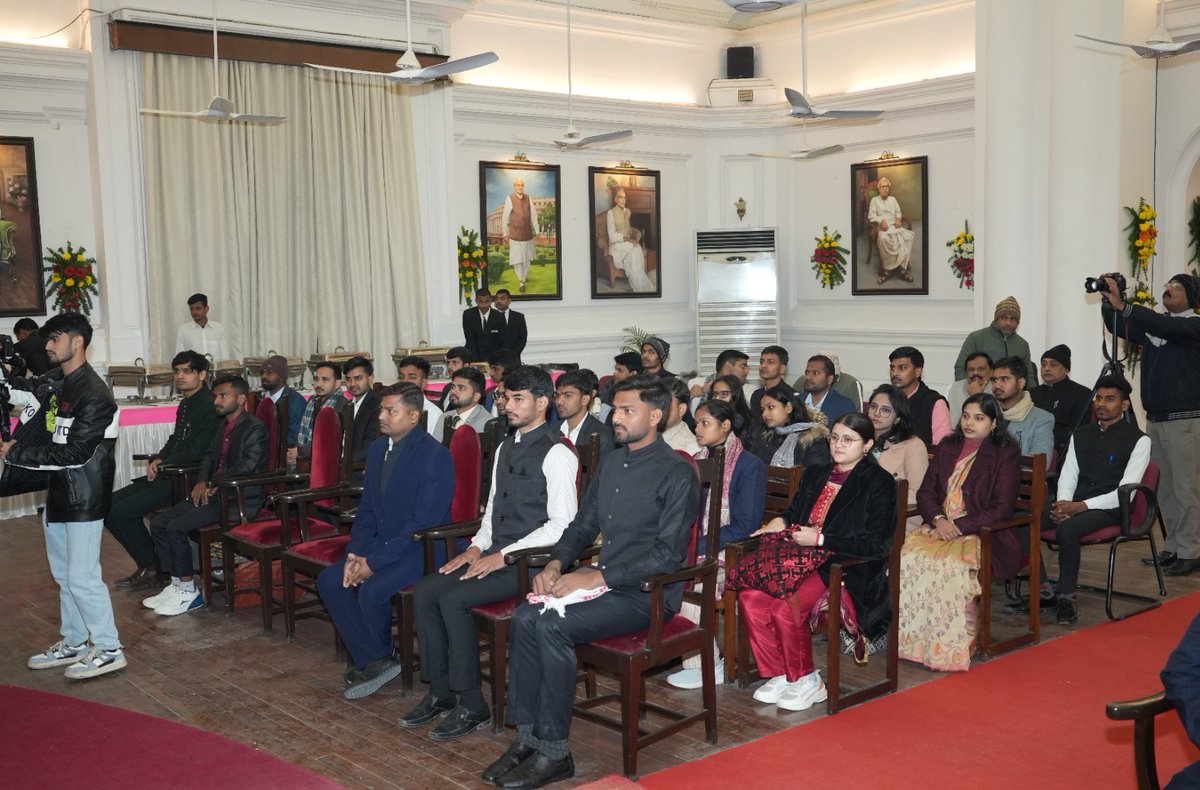 GovernorBihar's tweet photo. माननीय राज्यपाल श्री आरिफ मोहम्मद खां ने राष्ट्रीय युवा महोत्सव- विकसित भारत यंग लीडर्स डायलॉग, 2026 के अंतर्गत बिहार राज्य के चयनित युवा प्रतिभागियों के साथ बिहार लोक भवन, पटना के दरबार हॉल में आयोजित संवाद कार्यक्रम में भाग लिया। https://t.co/IECo8EdjIa