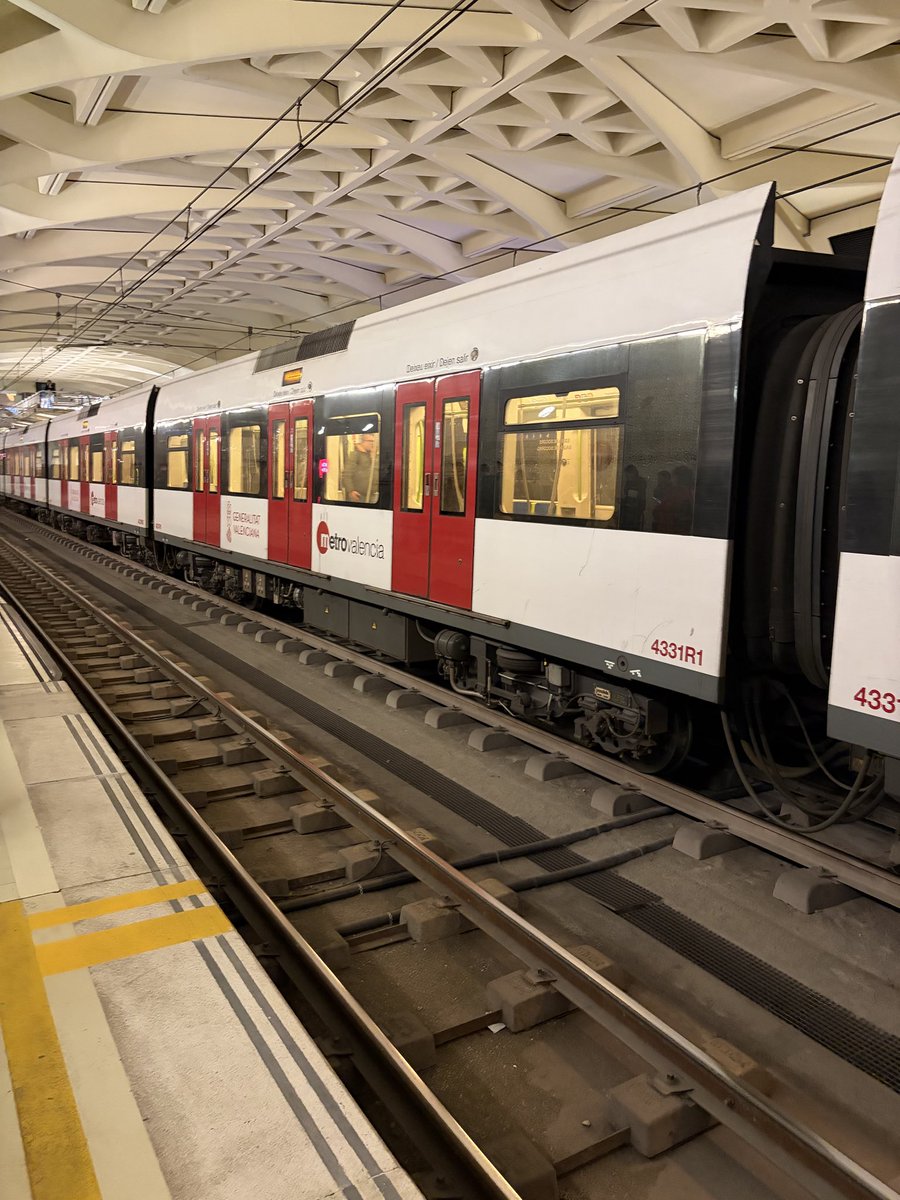 robgb93's tweet photo. Una avería en el metro de Valencia causa alboroto y Caos. Megafonias que ni se escuchan ni entienden, y  gente sin poder llegar a su destino. @metrovalencia #metrovalencia #valencia https://t.co/qyzSmCdHSY