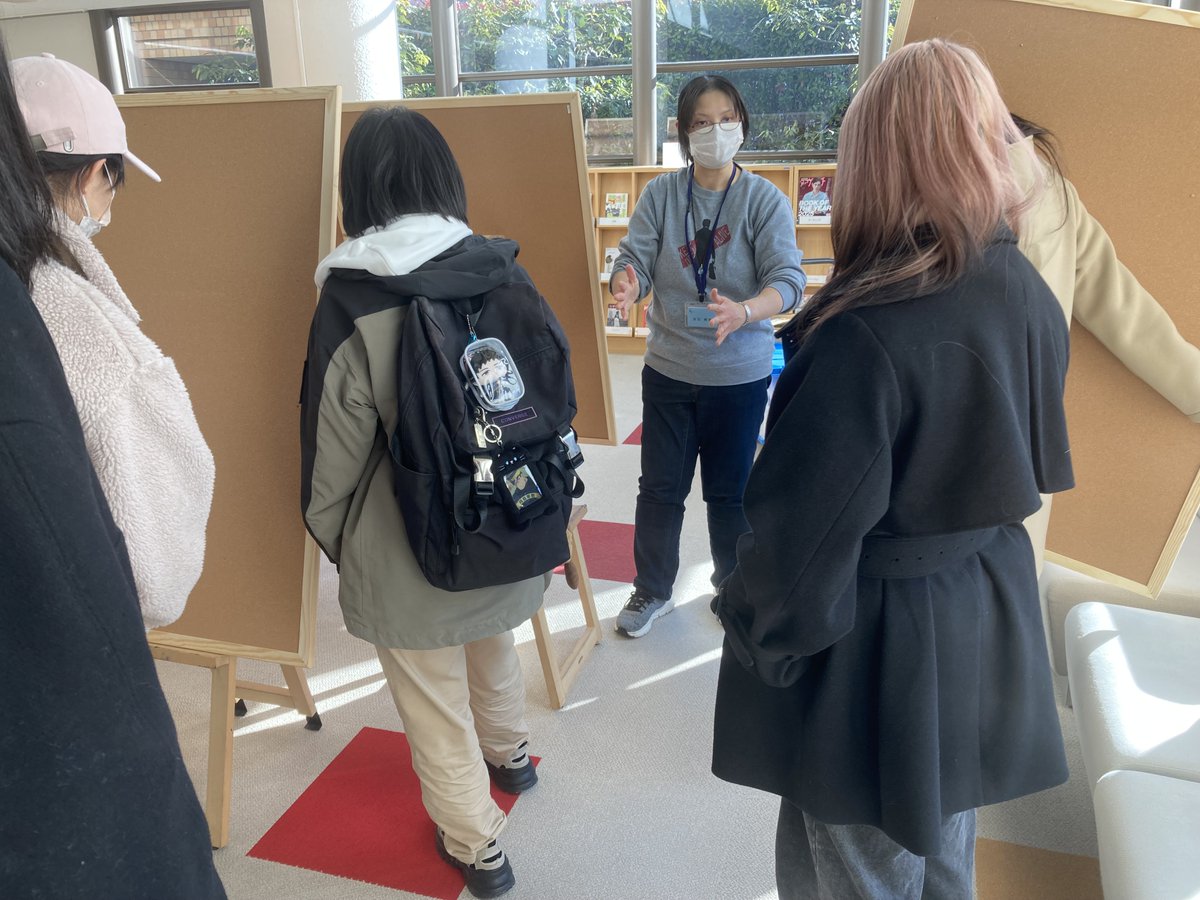 ASU_Sosaku's tweet photo. 吉田朝香ゼミ×シミズヒトミゼミ「卒展」準備中❣️
いよいよ明日から展示開始です！
図書館と緑風館の2か所で展示します！
ぜひご覧ください🥰 https://t.co/obo0GNx5DV