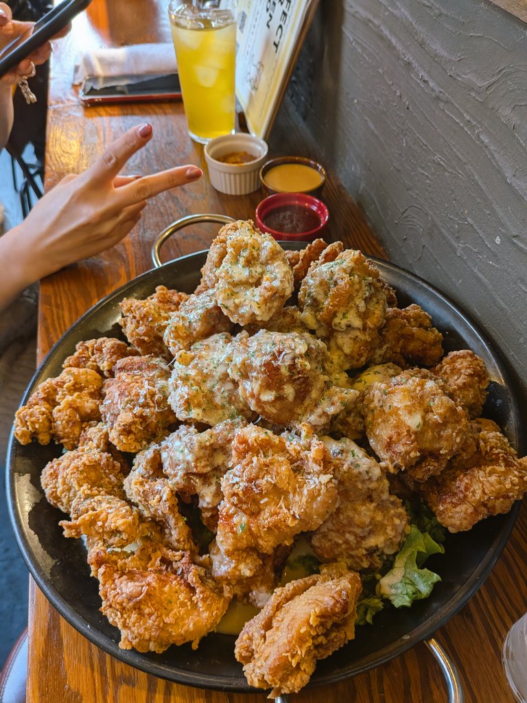 今日のおやつは2人で唐揚げ2キロ/15分のチャレンジメニュー(10分59秒完