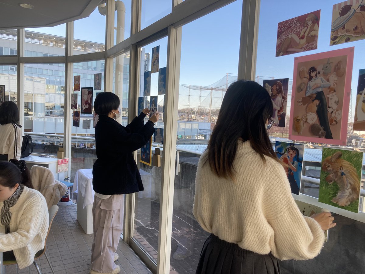 ASU_Sosaku's tweet photo. 吉田朝香ゼミ×シミズヒトミゼミ「卒展」準備中❣️
いよいよ明日から展示開始です！
図書館と緑風館の2か所で展示します！
ぜひご覧ください🥰 https://t.co/obo0GNx5DV