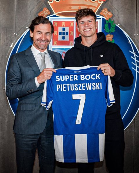 🚨🇵🇹 𝗢𝗦𝗞𝗔𝗥 𝗣𝗜𝗘𝗧𝗨𝗦𝗭𝗘𝗪𝗦𝗞𝗜 𝗔 𝗣𝗢𝗥𝗧𝗢 𝗖’𝗘𝗦𝗧 𝗙𝗔𝗜𝗧 ⵑ

Le plus grand talent polonais du moment quitte le Jagiellonia Białystok 🇵🇱 avec un contrat de 5 ans.

On parle certainement du 𝗣𝗟𝗨𝗦 𝗚𝗥𝗢𝗦 transfert en Ekstraklasa, entre 8-11M + les bonus.

Bonne