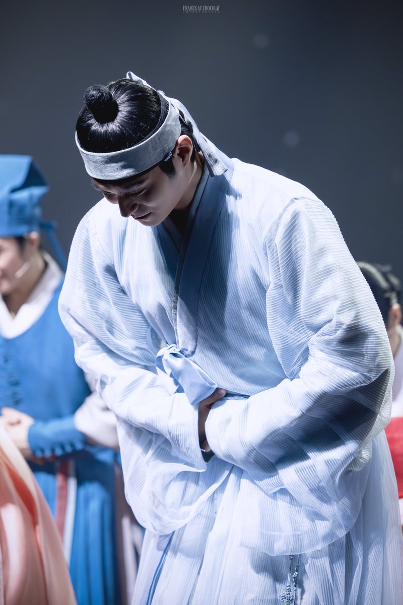 260106 한복 입은 남자 커튼콜

얼굴 확대 요망

장영실 / 오강배 役 #전동석