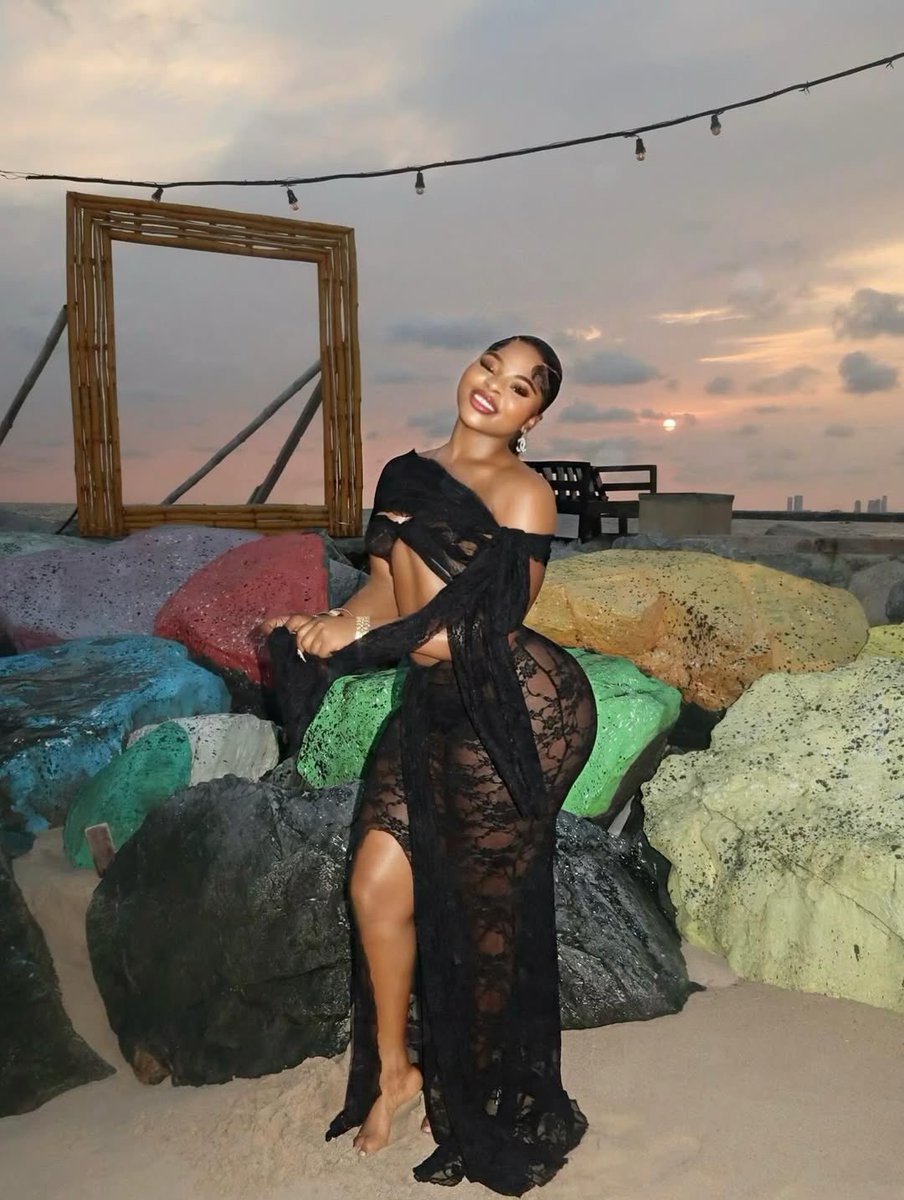 _simplibeauty's tweet photo. This too much or just enough?👀🍑 https://t.co/LhGfcF4rjM