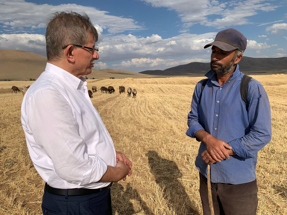 Biz yola “hak” diye çıktık!

Kimi yolda kaldı, kimi yoldan saptı.
Çünkü yol uzundur, nefis sabırsızdır;
emanet ağırdır, omuzlar ise zayıf…

Birlikte “biz” dedik,
ama bazıları “ben” olmaya erken vardı. Makamı menzil sandı,
menzili ise hakikat…

Oysa adanmışlık; geldiğin kapıyı