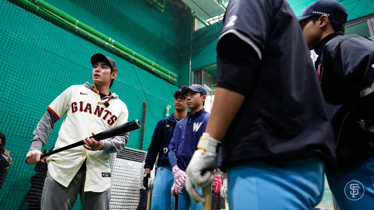 Jung Hoo Lee gives baseball advice to players from Whimoon High School, his alma mater.
이정후 선수 모교인 휘문고 선수들에게 조언을 전했습니다.