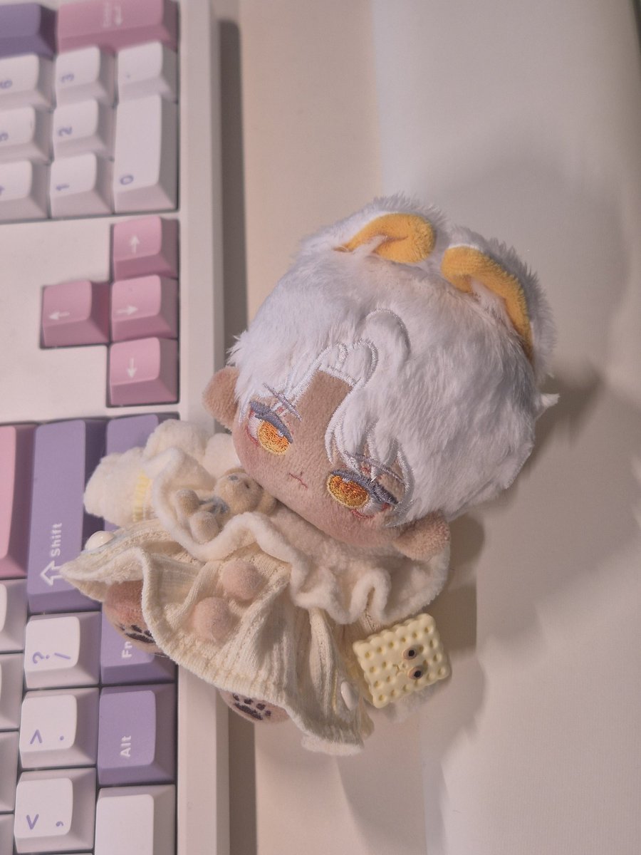 #몽글힐데
집에 노란색 옷이 이거밖에 없어...