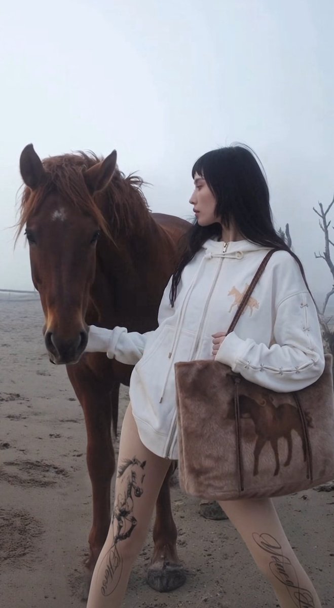 archivemymind's tweet image. 디테일도 너무 예뿌고 독창적임
사이드 버클 교차해서 오픈 스타일링도 가능하대요

타이즈도 너무탐남