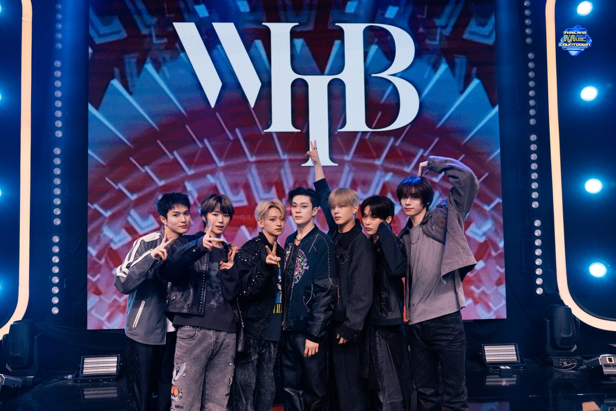 TMCcountdown's tweet image. [𝑷𝑹𝑶𝑭𝑰𝑳𝑬✨] WHIB(휘브) - BANG OUT | Thailand Music Countdown 

#WHIB #휘브 #TMC_EP33 #TMC2025 #ThailandMusicCountdown #TrueCJCreations #Ch3Thailand