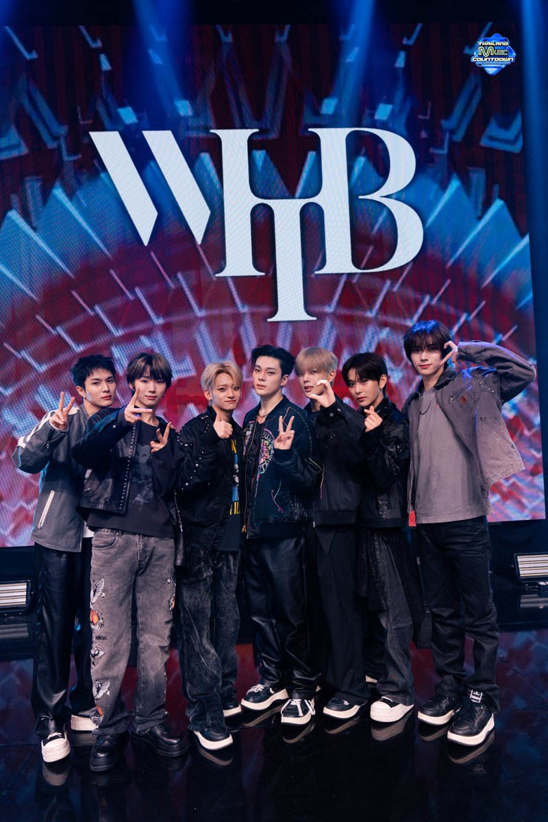 TMCcountdown's tweet image. [𝑷𝑹𝑶𝑭𝑰𝑳𝑬✨] WHIB(휘브) - BANG OUT | Thailand Music Countdown 

#WHIB #휘브 #TMC_EP33 #TMC2025 #ThailandMusicCountdown #TrueCJCreations #Ch3Thailand