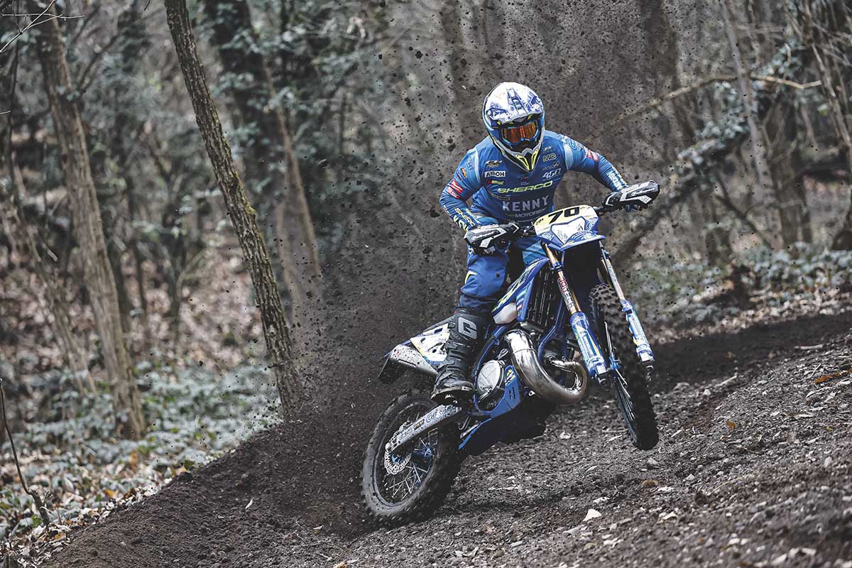 Sherco refuerza su proyecto deportivo con el fichaje de Steve Holcombe para las temporadas 2026 y 2027. El nueve veces campeón del mundo afronta un nuevo reto en E3 con la Sherco 300 2T. <a href="/EnduroGPWLDChip/">FIM EnduroGP World Championship</a> <a href="/ShercoSpain/">Sherco</a> <a href="/ShercoRacing/">Sherco racing</a> 
moto1pro.com/enduropro/actu…