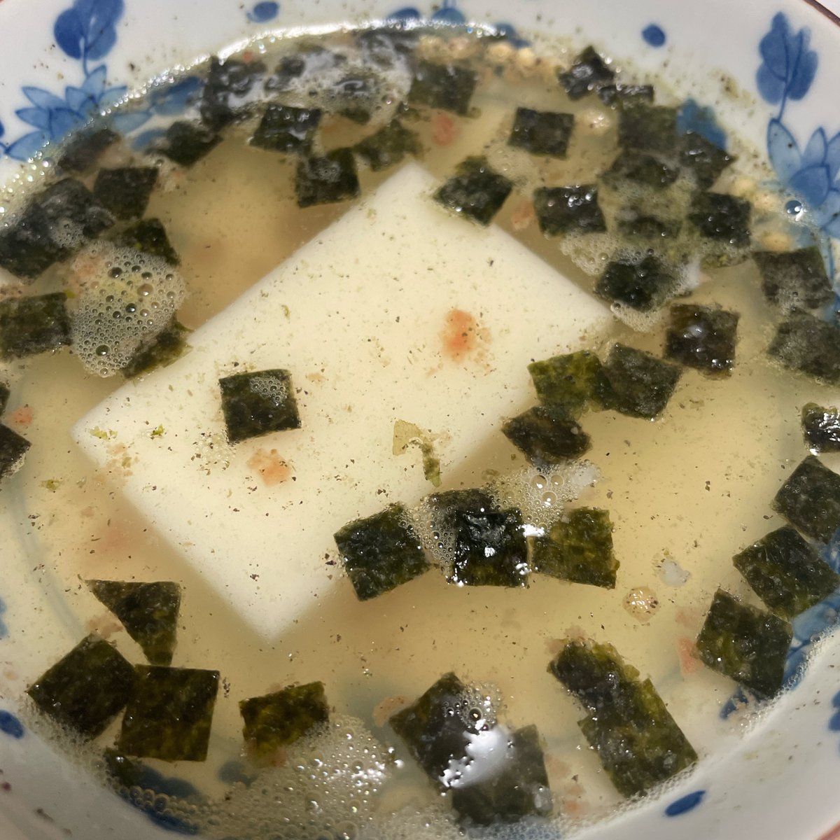 餅菜を買い忘れたので、とりあえず
永谷園の「梅干し茶づけ」を使ってなんちゃって雑煮。
鮭じゃなくて梅干しなのがワイクオリティ