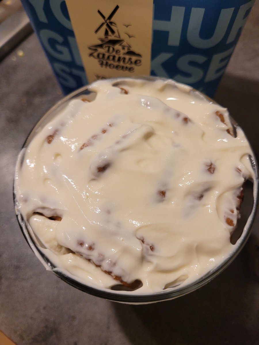 例のヨーグルトにビスケット入れて一晩おいたらレアチーズケーキ味なるハック😋早速やってみたわよ✨私はお気に入りのLotusサマとグリークヨーグルトを使用🎶