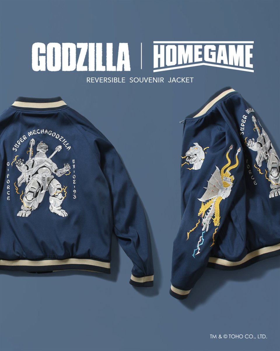 godzilla_jp's tweet photo. ■ #ゴジラグッズinfo ■

『GODZILLA | HOMEGAME スーベニアジャケット』が登場🔥

平成・VSゴジラシリーズをモチーフに、
ゴジラと激闘を繰り広げた怪獣たちを
豪華刺繍で表現した本格仕様👀✨

別珍BLACKにはゴジラ＆キングギドラ、
裏返せばメカゴジラ＆メカキングギドラ。

胸・袖・背面すべて刺繍の高密度仕様。
リバーシブルで“2着分”楽しめるスペシャルピース✨

是非、その日の気分で着分けてください！

【先行予約販売】
販売開始：1月9日(金)20:00
お届け目安：2026年2月上旬ごろ

👇詳細はこちらからチェック
https://t.co/Bop5lWQnnF

#GODZILLA #HOMEGAME
@homegame_tokyo
