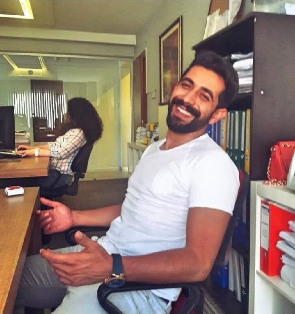 Kumar nedeniyle yaşamına son veren Şafak Çelik’in annesinin kanser tedavisi gördüğü, babasının Kıbrıs gazisi olduğu ve maddi zorluk yaşadıkları öğrenilmişti. 

REİS SEDAT PEKER, Çelik’in bir yakınıyla iletişime geçerek ailenin kabul etmesi hâlinde desteğe hazır olduğunu belirtti.