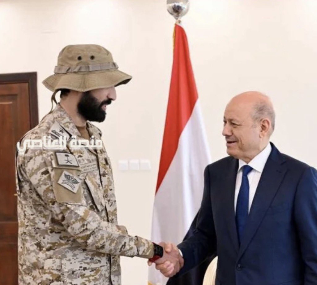 Platform_zah's tweet image. 🚨🚨 #ثريد | 

رئيس #اليمن يمنح الضابط السعودي 🇸🇦
المقدم محمد الزهراني - قائد القوة 702
وسام الشجاعة لقيادته عملية عسكرية
داخل الأراضي اليمنية 🇾🇪 .. 

فما هي القصة ؟