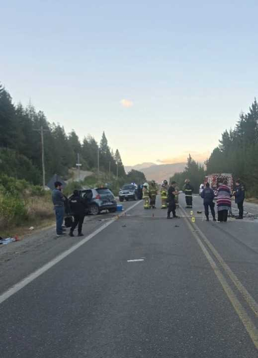 clarincom's tweet photo. VOLVÍA DE COMBATIR LOS INCENDIOS EN CHUBUT Y MURIÓ EN UN CHOQUE

Un hombre que regresaba de colaborar en la lucha contra los incendios forestales murió este martes a la madrugada tras chocar de frente con otro auto en la Ruta Nacional 40, a la altura de Las Golondrinas. Viajaba rumbo a su casa en El Bolsón junto a su perro, que sobrevivió al impacto y permaneció junto al cuerpo hasta la llegada de los equipos de emergencia.

La víctima, Adolfo Leónidas Mariscurrena, trabajaba en un camping de Puerto Patriada y había combatido el fuego durante todo el lunes. El choque fue contra un Volkswagen Fox en el que viajaba una pareja, que resultó herida y fue trasladada al hospital de Lago Puelo. La Justicia investiga las causas del accidente. 

(+) en Clarín: https://t.co/pGj6X53lte