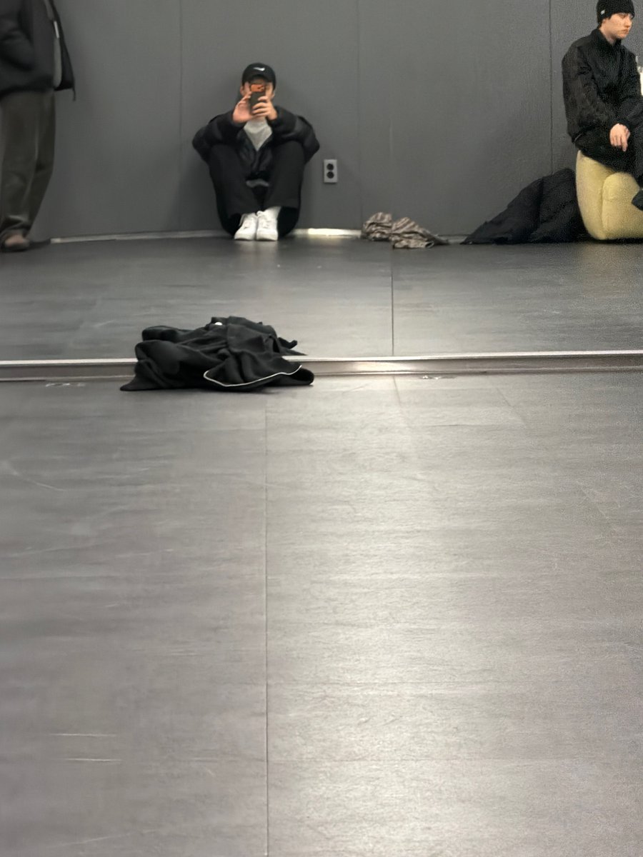 260107 Sehun 🧼💌💭

Sehun sent a mirror selfie of himself ft. Kyungsoo in the practice room today! 🤳🏻✨

“Secretly taking a photo is completed”
“Keep it as a secret from Doh Kyungja”