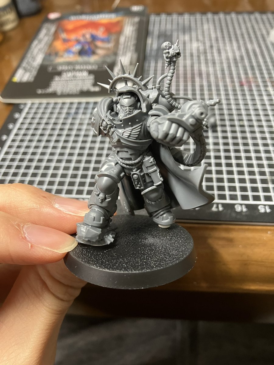 久しぶりハンマーはグラヴィスキャプテン作りました
右手武器は悩み中
ヘルメットは胴体くっつける前に入れないと大変だぞ！